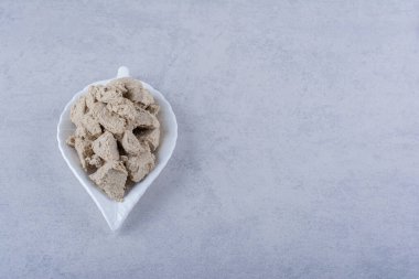 Yaprak şeklindeki lezzetli ayçiçeği halkası taştan arka planda. Yüksek kalite fotoğraf