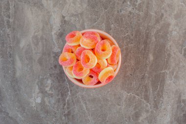 Gri arkaplan üzerinde halka şeklinde turuncu şekerlerin üst görüntüsü. Yüksek kalite fotoğraf