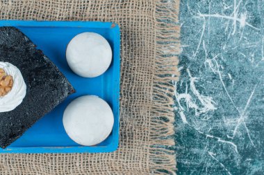 Mavi ezmeli yuvarlak bisküvili kek dilimi. Yüksek kalite fotoğraf