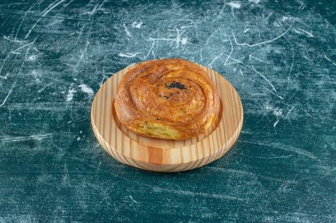 Tahta tabakta susam tohumlarıyla süslenmiş geleneksel hamur işleri. Yüksek kalite fotoğraf