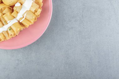 Pembe tabakta iki çeşit makarna. Yüksek kalite fotoğraf