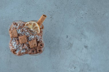 Bardakta çikolatalı milkshake, mavi arka planda. Yüksek kalite fotoğraf