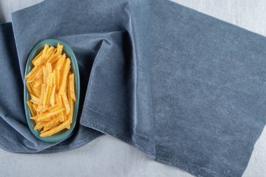 Mavi kumaş üzerinde çıtır çıtır patates çubukları. Yüksek kalite fotoğraf