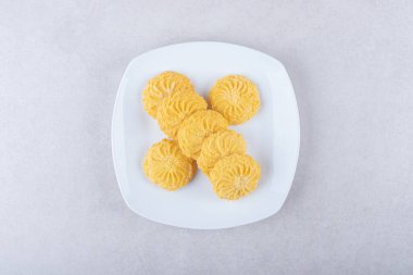 Mermer arka planda, tabakta nefis kurabiyeler. Yüksek kalite fotoğraf