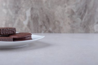 Dişsiz çikolata kaplı kurabiyeler ve mermer kaplama tabakta gofret. Yüksek kalite fotoğraf