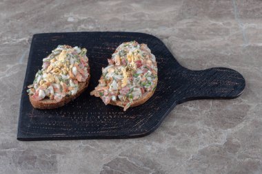 Siyah tahtada sebzeli lezzetli bruschetta. Yüksek kalite fotoğraf