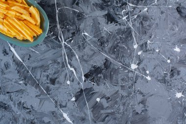 Tatlı patates kızartması tabakta, mermer arka planda. Yüksek kalite fotoğraf