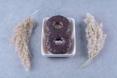 Beyaz tabakta tatlı, lezzetli çikolatalı çörekler. Yüksek kalite fotoğraf