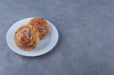 Taze pişmiş gogal kurabiyeler bir tabakta, mermer arka planda. Yüksek kalite fotoğraf
