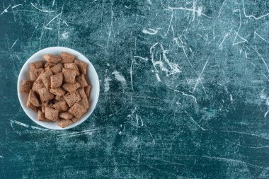 Mavi arka planda, bir kasedeki mısır yastıkları. Yüksek kalite fotoğraf