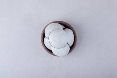 Minik kremalı tatlı, mermer arka planda bir kasede. Yüksek kalite fotoğraf