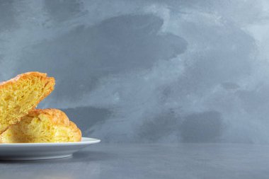 Beyaz tabakta ev yapımı hamur işi. Yüksek kalite fotoğraf