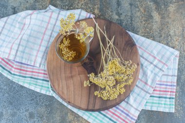 Tahtada bir bardak yeşil çay ve çiçekler. Yüksek kalite fotoğraf