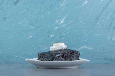 Beyaz tabakta bir dilim kek. Yüksek kalite fotoğraf