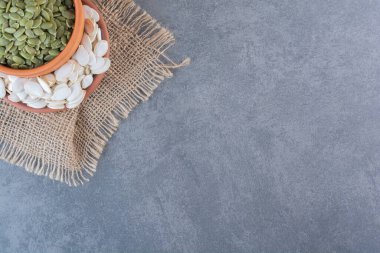 Mermer zemin üzerinde çeşitli dokularda iki kase çekirdek. Yüksek kalite fotoğraf