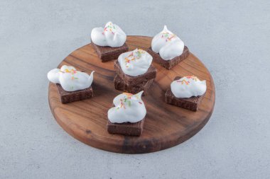 Renkli serpiştirilmiş ve kremalı çikolatalı bisküvi tahtası. Yüksek kalite fotoğraf