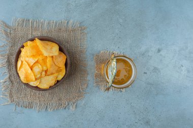 Cipsler ve bira dokularda, mermer arka planda. Yüksek kalite fotoğraf