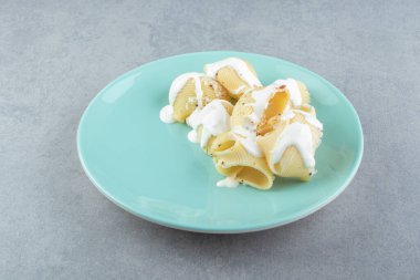 Mavi tabakta yoğurtlu deniz kabuğu makarnası. Yüksek kalite fotoğraf