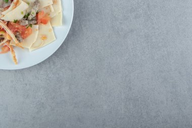 Beyaz tabakta sebzeli haşlanmış makarna. Yüksek kalite fotoğraf