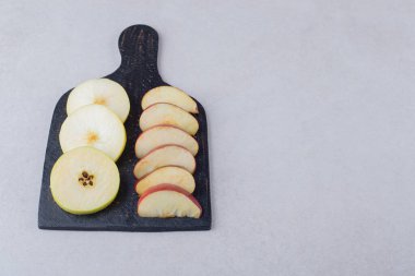 Kesme tahtasında kesilmiş meyveler, mermer arka planda. Yüksek kalite fotoğraf