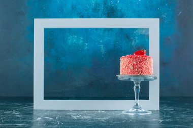 Cam tabakta çilekli kek var. Yüksek kalite fotoğraf