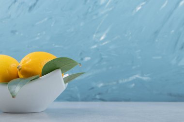 Beyaz tabakta taze sarı limonlar. Yüksek kalite fotoğraf