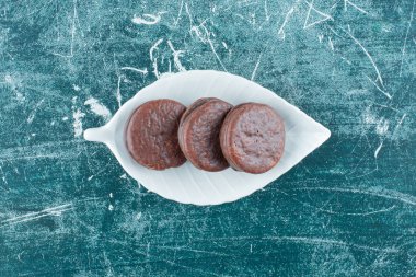 Beyaz tabakta çikolatalı bisküvi sandviçi. Yüksek kalite fotoğraf