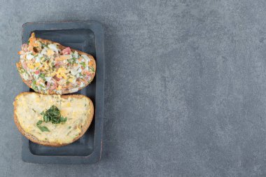 Salatalı ekmek ve siyah tabakta yumurta. Yüksek kalite fotoğraf