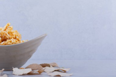 Taş zemin üzerinde fındık olan seramik bir kase sert şeker. Yüksek kalite fotoğraf