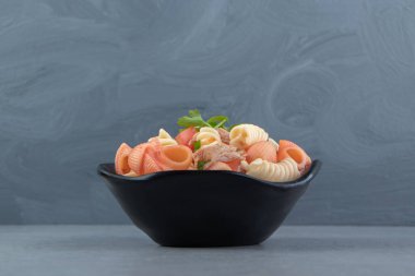 Fusilli ve kırmızı kabuklu makarna siyah kasede. Yüksek kalite fotoğraf