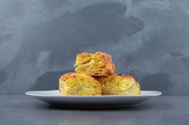 Beyaz tabakta dilimlenmiş taze hamur işi. Yüksek kalite fotoğraf