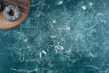 Tahtada çikolatalı çörekler, mavi arka planda. Yüksek kalite fotoğraf