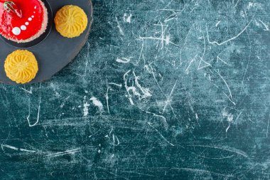 Tahtanın üzerinde bisküvi olan çilekli kek. Yüksek kalite fotoğraf