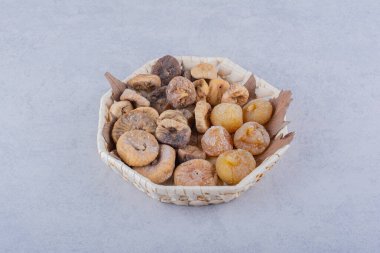 Hasır sepete konmuş bir avuç kurutulmuş incir. Yüksek kalite fotoğraf