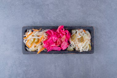 Konserve lahana salatalarının en üst görüntüsü. Lahana turşusu ve doğranmış lahana. Yüksek kalite fotoğraf