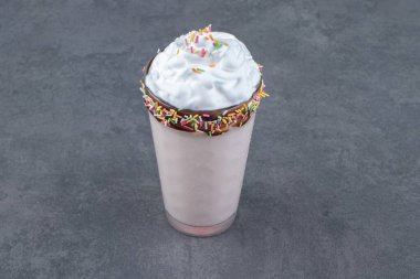 Kremalı bir bardak şekerli milkshake. Yüksek kalite fotoğraf