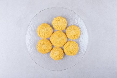 Mermer arka planda, tabakta tatlı kurabiyeler. Yüksek kalite fotoğraf