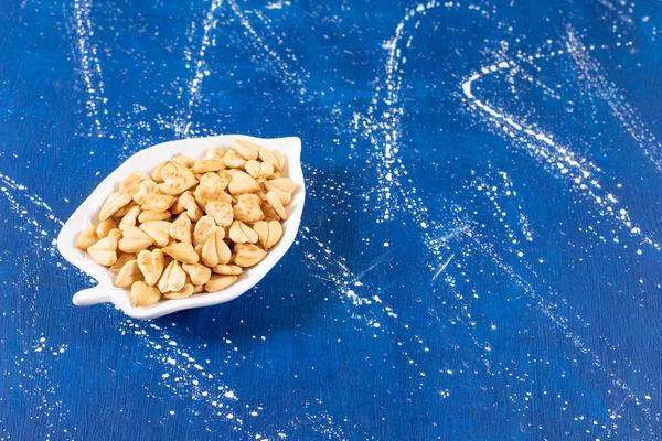 Yaprak şeklinde tabağa konmuş tuzlu kalp şeklinde kraker yığını. Yüksek kalite fotoğraf