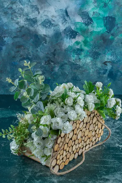 Białe Kwiaty Uchwycie Serwetki Niebieskim Tle Wysokiej Jakości Zdjęcie — Zdjęcie stockowe