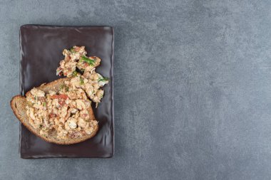 Siyah tabakta yumurta ve salatalı tost ekmeği. Yüksek kalite fotoğraf