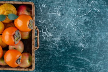 Hasır bir sandıktaki hurma, mermer arka planda. Yüksek kalite fotoğraf