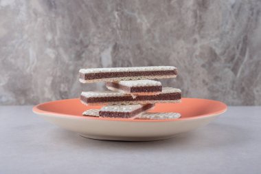 Tabakta gevrek gofretler, mermer arka planda. Yüksek kalite fotoğraf