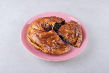 Tabakta tatlı bir turta, mermer arka planda. Yüksek kalite fotoğraf