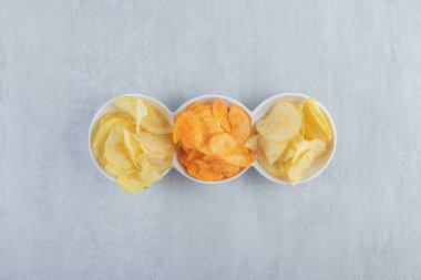 Beyaz kaseler dolusu lezzetli, taştan arka planda kırıntılar. Yüksek kalite fotoğraf