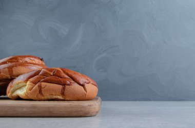 Tahta üzerinde iki çeşit hamur işi. Yüksek kalite fotoğraf