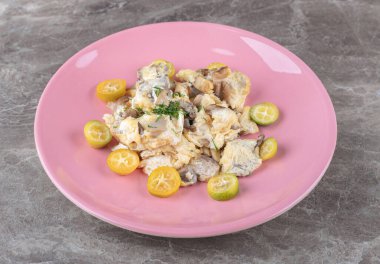 Pembe tabakta sebzeli omlet. Yüksek kalite fotoğraf