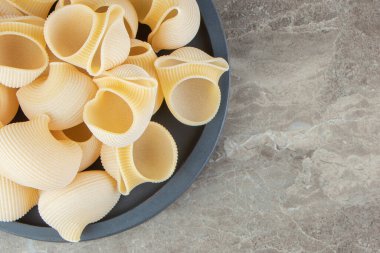 Kara tahtada pişmemiş koni makarnası. Yüksek kalite fotoğraf