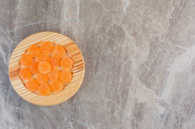 Gri arka planda tahta üzerinde turuncu şeker manzarası. Yüksek kalite fotoğraf