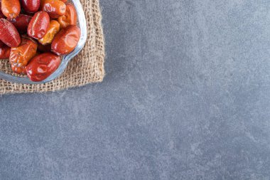 Cam bir kasenin içindeki gül kalçalı mermer arka planda. Yüksek kalite fotoğraf