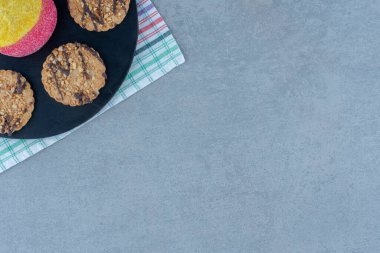 Siyah tahtadaki susamlı kurabiyelerin fotoğrafını kapat. Yüksek kalite fotoğraf